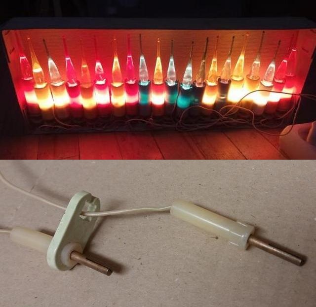 Фото 2.2. К слову о путающихся проводах в петлеобразных гирляндах — иногда, сетевую вилку в них делали разборной, что очень облегчало развешивание на ёлке. На фото — не самый электробезопасный вариант такой вилки от необычной гирлянды «Сюрприз». Необычной своими фонариками с имитацией пламени свечи — в каждом из них вставлена каплеобразная колбочка из крашеного стекла, наполненная дихлорметаном, подсвеченная и подогреваемая снизу обычной Е13.5-0.16